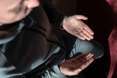 Müslümanlar mescitte Allah 'a ibadet ediyorlar.
