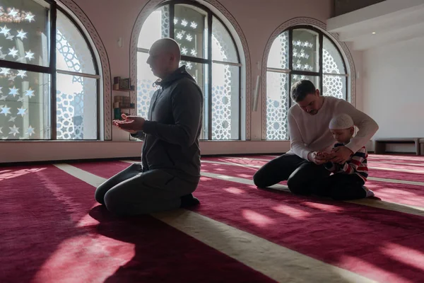 Oração muçulmana pai e filho na mesquita orando e — Fotografia de Stock