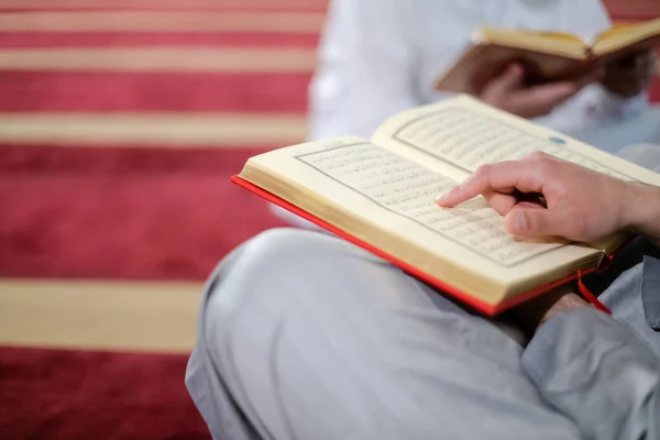 Zwei muslimische Menschen in der Moschee lesen gemeinsam Konzept der islamischen Bildung — Stockfoto