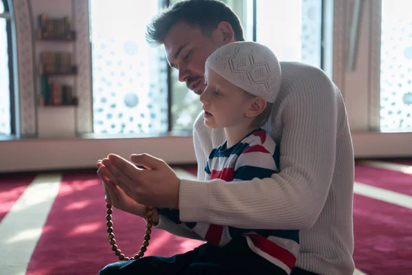 Oração muçulmana pai e filho na mesquita orando juntos — Fotografia de Stock