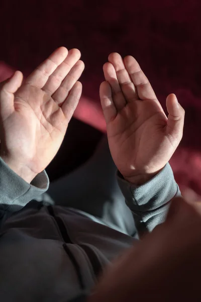 Muslim doa di dalam masjid di namaz menyembah Allah — Stok Foto