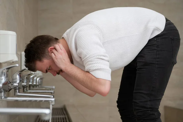 A Muslim takes ablution for prayer. Islamic religious rite — Stock Photo, Image