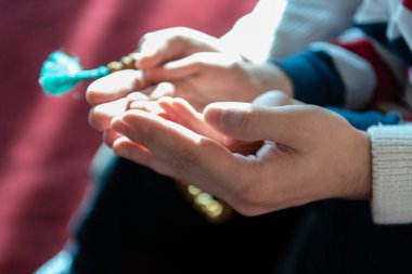 Müslüman dua eden baba ve oğul camide birlikte namaz kılıyorlar.