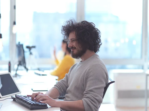 Negocio persong trabajo en la oficina moderna — Foto de Stock