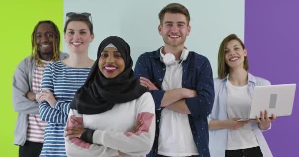 Schöne junge Menschen unterschiedlicher Nationalitäten mit farbigem Hintergrund — Stockvideo