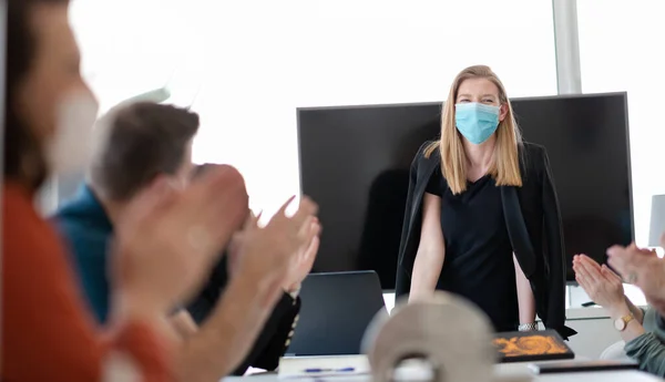 Gente de negocios real en la reunión con máscara protectora —  Fotos de Stock