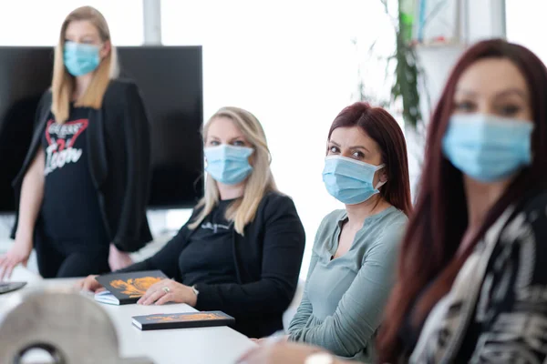Pessoas de negócios reais em reunião usando máscara protetora — Fotografia de Stock