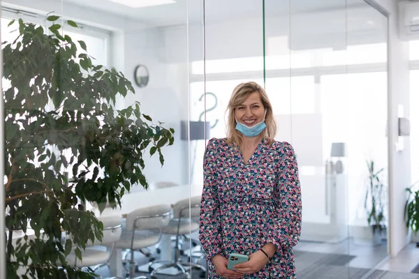 Business woman portrait in medical protective mask — Stock Photo, Image