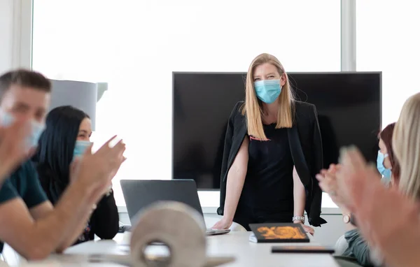 Gente de negocios real en la reunión con máscara protectora — Foto de Stock