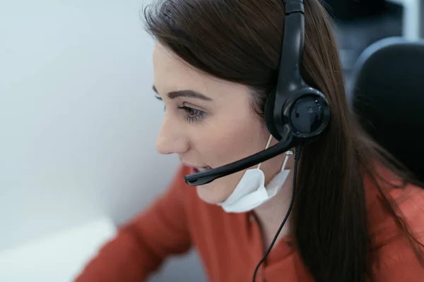 Call center operator in medisch masker — Stockfoto
