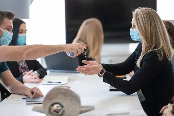 Nuevos empresarios normales en reunión usando desinfectante antibacteriano de la mano —  Fotos de Stock