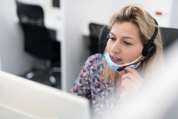 Call center operator in medisch masker — Stockfoto