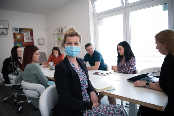 Pessoas de negócios reais em reunião usando máscara protetora — Fotografia de Stock