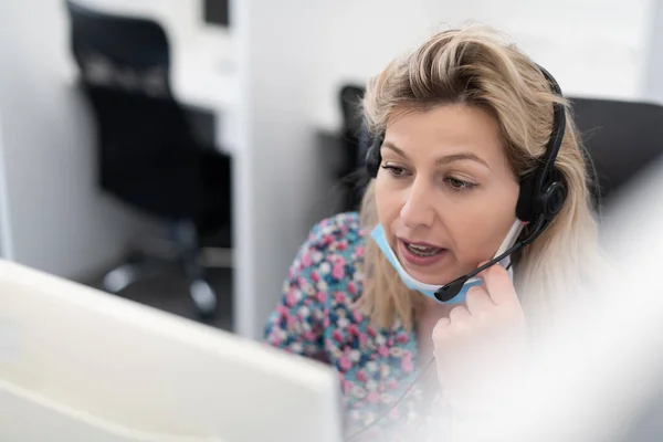 Call center operator in medical mask — Stock Photo, Image