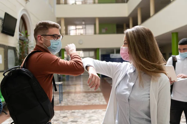 Estudantes cumprimentando novo coronavírus normal aperto de mão e cotovelo batendo Fotografias De Stock Royalty-Free