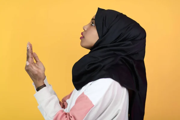 Mulher muçulmana africana vestindo hijab e roupas tradicionais muçulmanas posando na frente de fundo verde — Fotografia de Stock