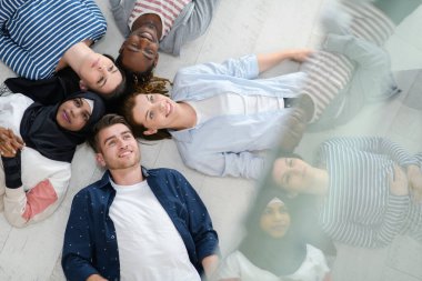 Zeminde yatan ve birlikteliği sembolize eden bir grup insanın üst görüntüsü..