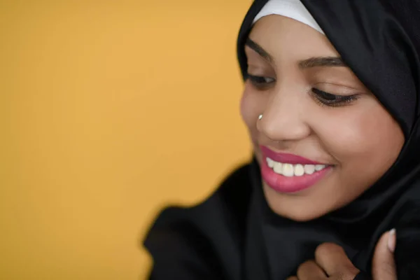 Mulher muçulmana africana com um belo sorriso leva uma selfie com um telefone celular — Fotografia de Stock