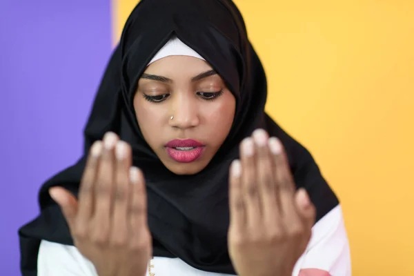 Afrikanische Muslimin in Hijab und traditioneller muslimischer Kleidung posiert vor grünem Hintergrund — Stockfoto