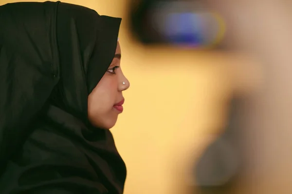 Muszlim nő gyönyörű mosollyal, hidzsáb pózban a stúdióban. — Stock Fotó