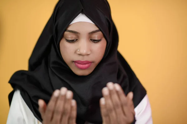 Afrikalı Müslüman kadın tesettürlü ve geleneksel Müslüman kıyafetleri içinde yeşil arka planda poz veriyor. — Stok fotoğraf