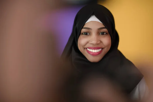 Muslim kvinna med ett vackert leende bär en hijab poser i studion — Stockfoto