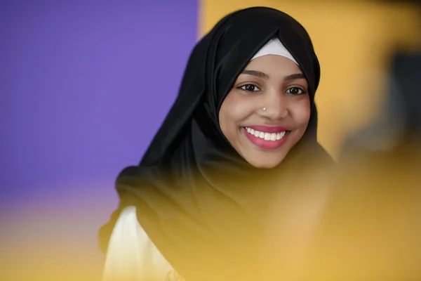 Mulher muçulmana com um belo sorriso vestindo um hijab posa no estúdio — Fotografia de Stock