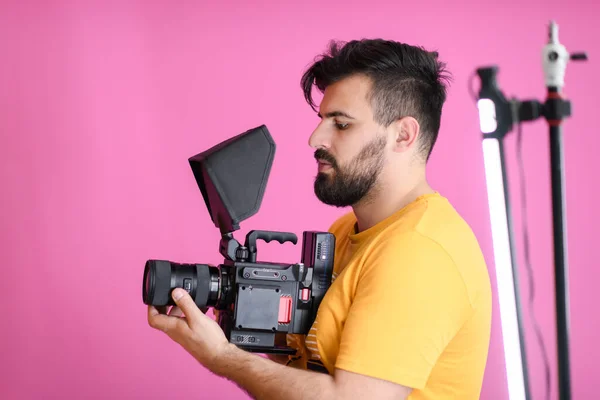 Cameraman with professional equipment shoots video clips — Stock Photo, Image