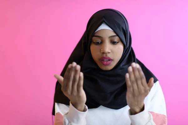 Femme musulmane africaine moderne fait la prière traditionnelle à Dieu, garde les mains dans le geste de prière, porte des vêtements blancs traditionnels — Photo