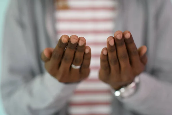 Jeune homme musulman africain faisant la prière traditionnelle Fatiha à Allah — Photo