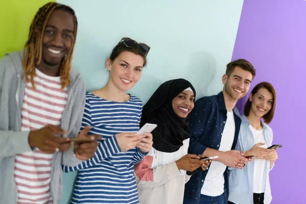 Grupo Adolescentes Diversos Utilizan Dispositivos Móviles Mientras Posan Para Una — Foto de Stock