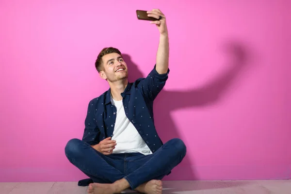 Muž Sedí Podlaze Domu Pomocí Smartphonu Dělat Selfie Pro Sociální — Stock fotografie