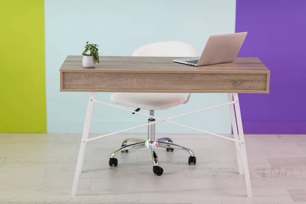 Концепция домашнего офиса. стул, ноутбук, стол и цветы. — стоковое фото