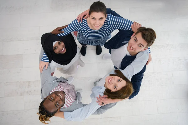 Uma Visão Superior Grupo Diversificado Pessoas Abraçando Simbolizando União — Fotografia de Stock