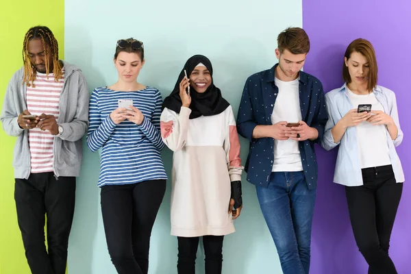 Grupo Adolescentes Diversos Usam Dispositivos Móveis Enquanto Posam Para Uma — Fotografia de Stock