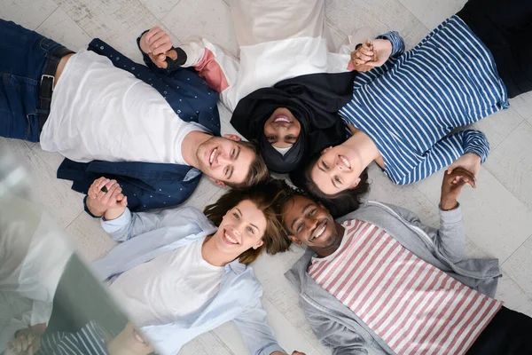 Uma Vista Superior Grupo Diversificado Pessoas Deitadas Chão Simbolizando União — Fotografia de Stock