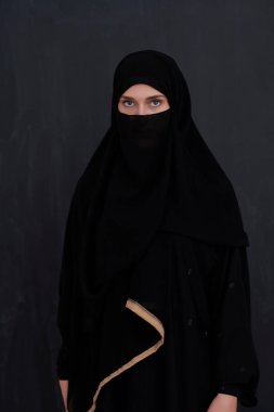 Niqab giyen Müslüman kadın portresi ve geleneksel Arap kıyafetleri ya da abaya. Modern Arap yaşam tarzını, İslami modayı ve Ramazan kareem kavramını temsil eden Arap kadını