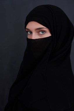 Niqab giyen Müslüman kadın portresi ve geleneksel Arap kıyafetleri ya da abaya. Modern Arap yaşam tarzını, İslami modayı ve Ramazan kareem kavramını temsil eden Arap kadını