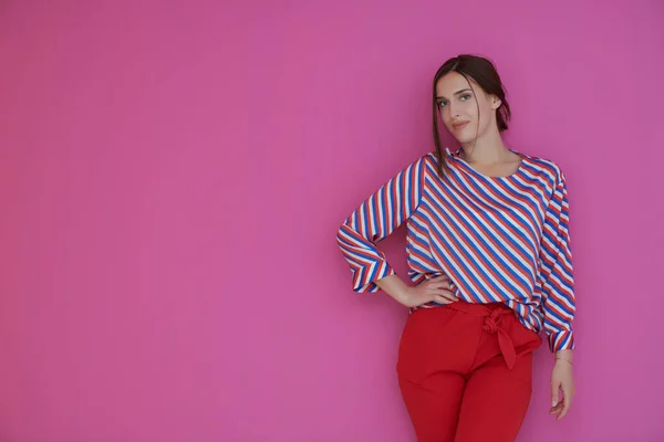 Retrato Una Joven Posando Estudio Modelo Femenino Pie Sobre Fondo —  Fotos de Stock