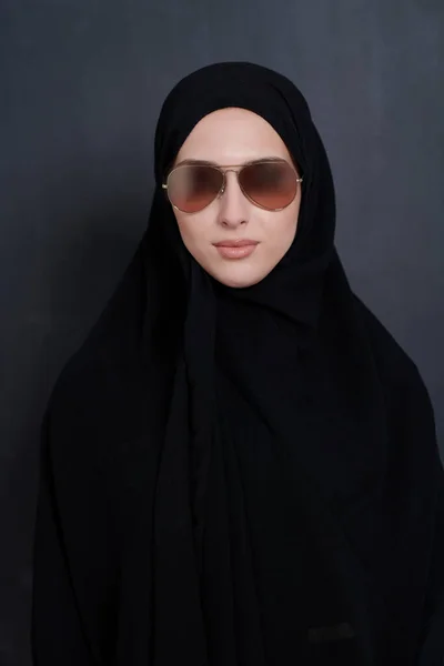 Jovem Mulher Negócios Muçulmana Roupas Tradicionais Abaya Óculos Sol Posando — Fotografia de Stock