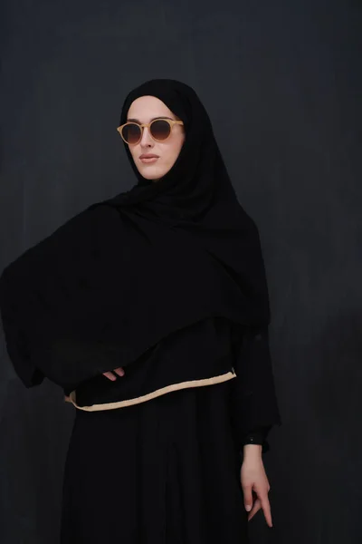 Молодые Мусульмане Традиционной Одежде Абайе Солнцезащитных Очках Позируют Перед Черной — стоковое фото
