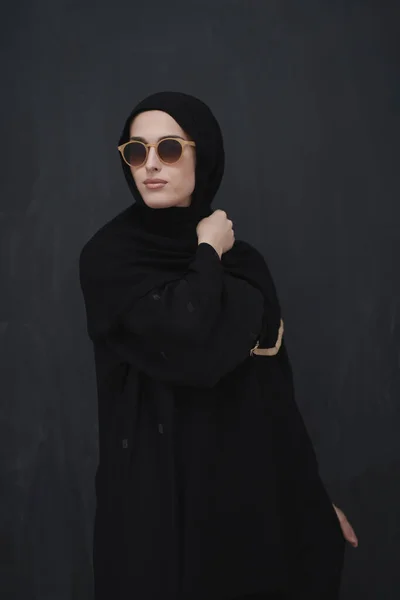 Giovani Musulmani Abiti Tradizionali Abaya Occhiali Sole Posa Davanti Alla — Foto Stock