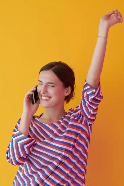 Sarı Arka Planda Dikilirken Telefonla Konuşan Genç Kızın Portresi Modern — Stok fotoğraf