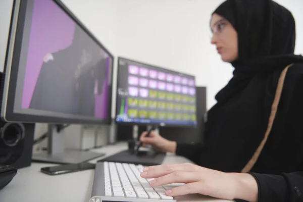 若いイスラム教徒の少女は自宅からコンピュータに取り組んでいます 勤務地の女性写真編集者 仕事をしながら2台のモニターでフリーランス — ストック写真