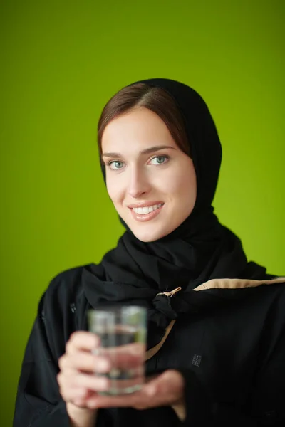 Mulher Muçulmana Moderna Abaya Segurando Copo Água Frente Dela Menina — Fotografia de Stock