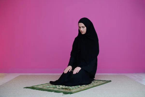 Muslimka Namaz Modlí Alláhovi Bože Muslimská Žena Koberci Modlí Tradičních — Stock fotografie