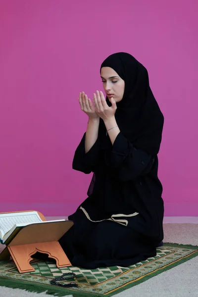 Mujer Oriente Medio Rezando Leyendo Sagrado Corán Artículo Público Todos —  Fotos de Stock