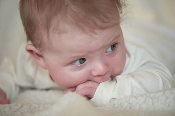 Felice bambino appena nato sorridente — Foto Stock