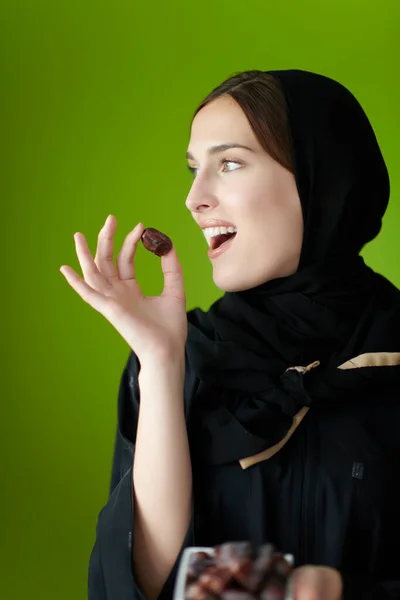Menina Muçulmana Jovem Vestindo Roupas Tradicionais Muçulmanas Segurando Datas Secas — Fotografia de Stock