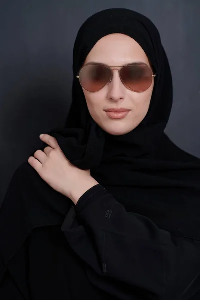 伝統的な服や黒の黒板の前にポーズをとっているアバヤやサングラスを身に着けている若いイスラム教徒の実業家 現代のアラブのライフスタイル イスラムファッション ラマダーンカレームを代表するアラブ人女性 — ストック写真